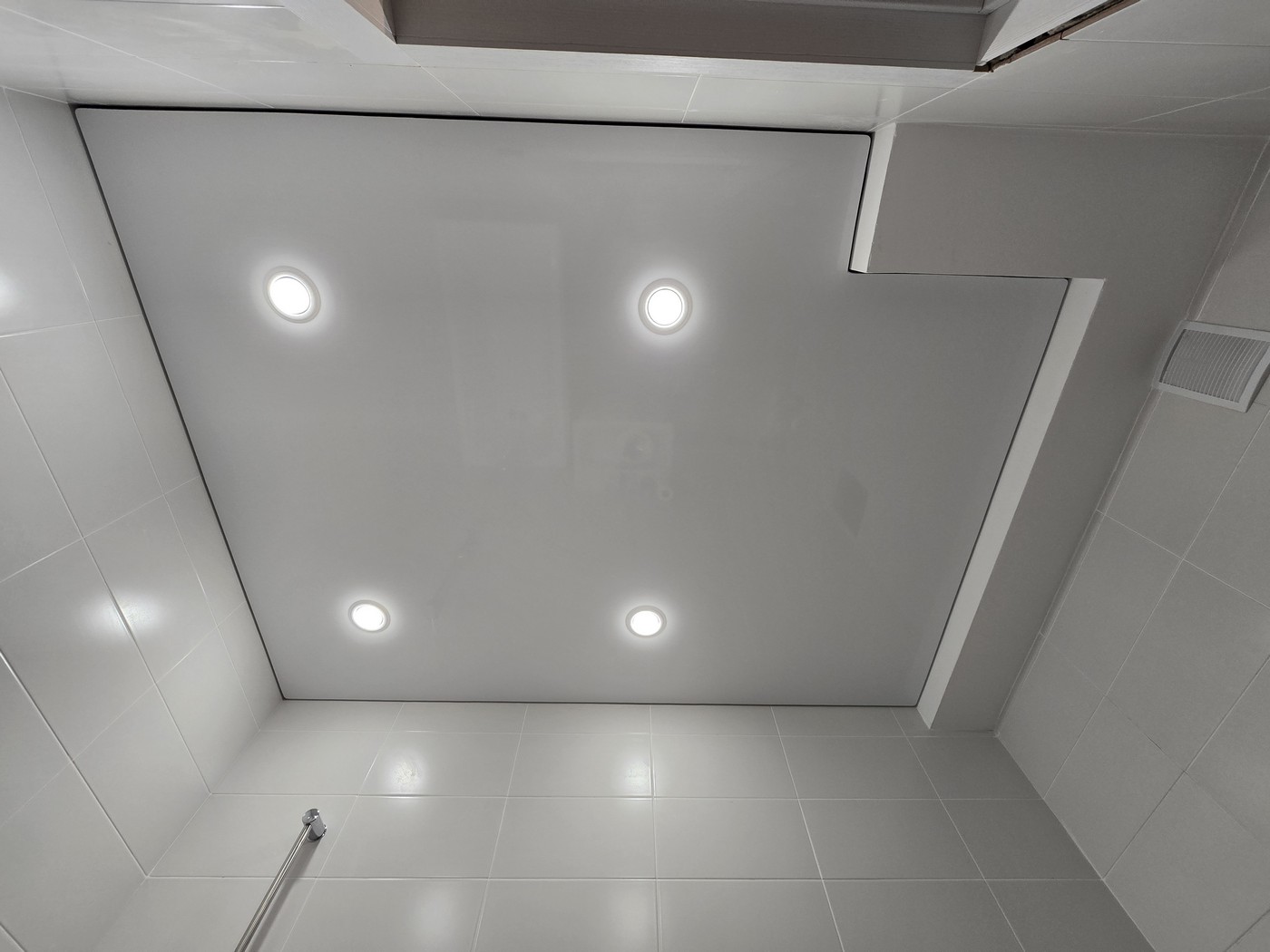 Натяжные потолки в ванную комнату Потолки Всем